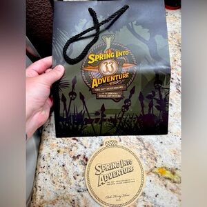 Indiana Jones Club 33 30th Anniversary Gift Bag And Coaster Snakes